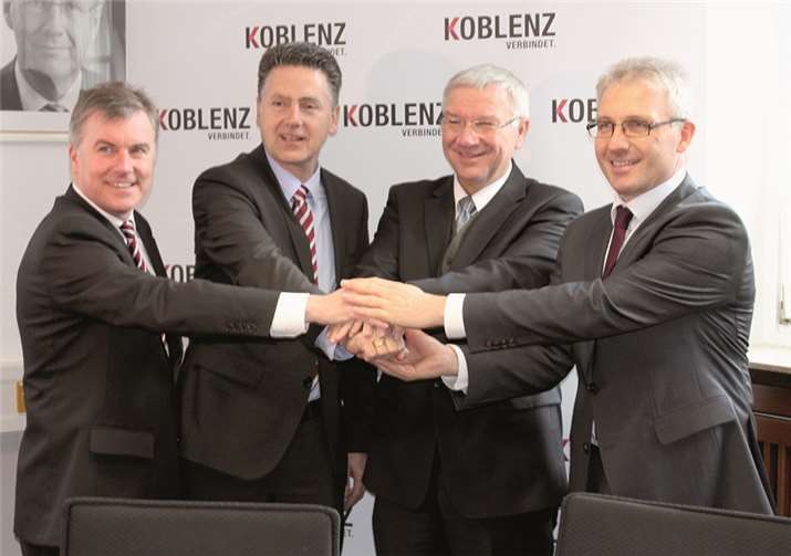 Der Koblenzer Oberbürgermeister Hofmann-Göttig (2.v.r.) und die Vorstände von KEVAG und EVM unterzeichneten im Koblenzer Rathaus die Verträge für die Strom- und Erdgaskonzession.SCHALLES