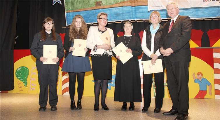 Der Koblenzer Oberbürgermeister Prof. Dr. Joachim Hofmann-Göttig zeichnete (von links) Alexandra König, Lena Adams, Ursula Schwerin, Sr. Andrea Wagner und Helga Schiffer aus.Stadt Koblenz