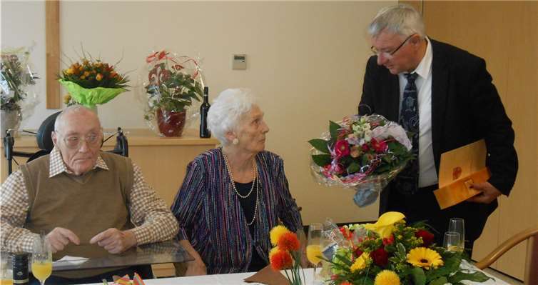 Der Koblenzer Oberbürgermeister Prof. Dr. Joachim Hofmann-Göttig ließ es sich nicht nehmen, den Eheleuten Mahlburg persönlich die guten Wünsche und Geschenke der Stadt zu überbringen. privat