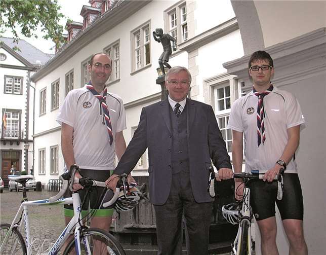 Der Koblenzer Oberbürgermeister Prof. Dr. Joachim Hofmann-Göttig ließ es sich nicht nehmen, die beiden Radler aus Norwich persönlich zu verabschieden und ihnen ein Präsent für seinen englischen Amtskollegen mitzugeben. privat