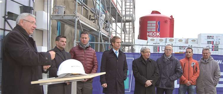 Der Koblenzer Oberbürgermeister Prof. Dr. Joachim Hofmann-Göttig (links) feierte mit dem GOLDBECK-Niederlassungsleiter Marco Bayer (Vierter von links), den Wirtschaftsförderern und Vertretern der Banken das Richtfest für die zwei Bürogebäude „Center of Motion“.SK