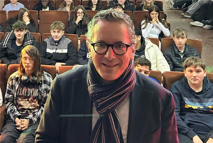 Der Koblenzer SPD-Bundestagsabgeordnete Thorsten Rudolph diskutierte mit Schülerinnen und Schülern der Konrad-Adenauer-Realschule über Politik. Foto: Wahlkreisbüro Thorsten Rudolph/Volker Schmidt