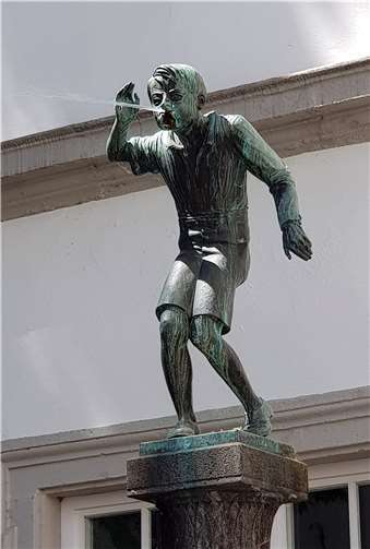 Der Koblenzer Schängelbrunnen: Der dargestellte junge Kowelenzer Mitbürger ist ein Symbol für die „Moddersproch“. Foto: Horst Hohn