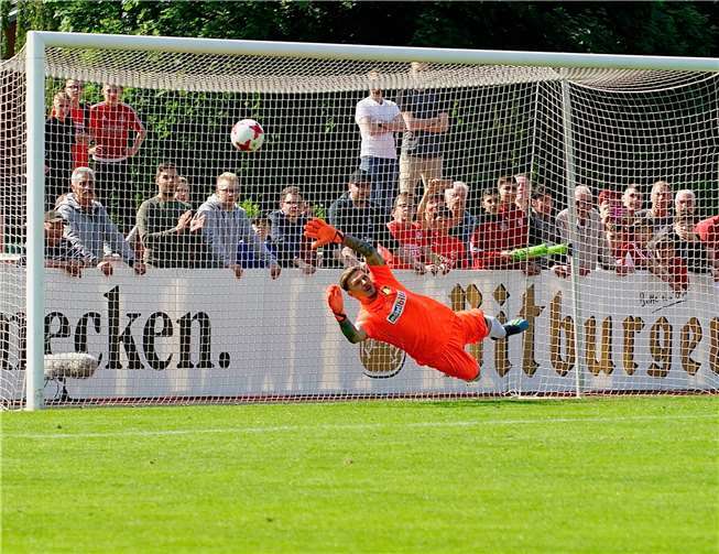 Der Koblenzer Torhüter Dieter Paucken konnte im Elfmeterschießen „nur“ einmal parieren, musste aber viermal hinter sich greifen.