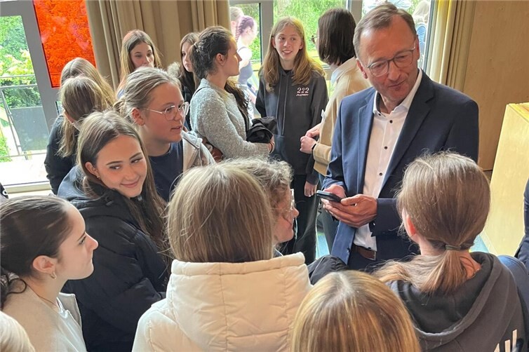 Der Koblenzer Wahlkreisabgeordnete Josef Oster (CDU) vertiefte die Gespräche mit einigen Jugendlichen nach der Veranstaltung.