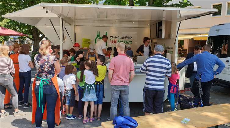 Der Kochbus des Umweltministeriums kam, um den Kindern der Klasse 2b der Sonnenlandschule die Verwendung regionaler Produkte näherzubringen.Foto: Stadt Neuwied