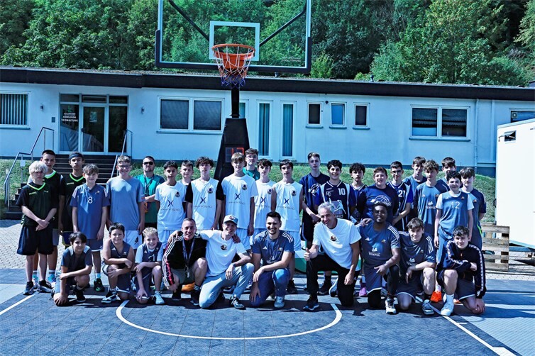 Der Köllemann 3x3 Basketball Cup hat sich in Adenau etabliert,zum 2. Mal ging ein sehr starkes Teilnehmerfeld an den Start. Der Vorjahressieger Fulda Basket verteidigte seinen Titel erfolgreich