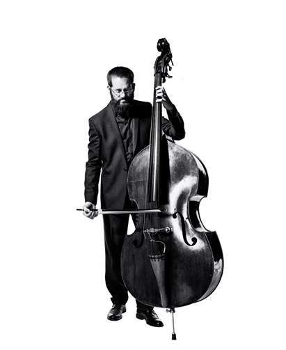 Der Kölner Bassist Robert Landfermann, gebürtig aus Oberwinter am Rhein, agiert nicht nur als Solist, Partner oder Sideman, sondern auch immer mehr als Initiator von aufregenden größeren Projekten, wie bei seinem neuen Quintett. privat