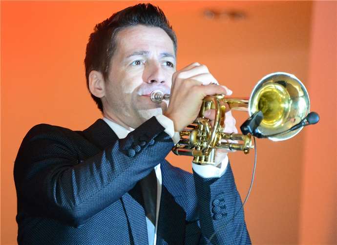 Der Kölner Musiker Bruce Kapusta konnte einmal mehr seine Zuhörer mit seinen feierlichen Trompetenklängen und seinem Gesang begeistern.