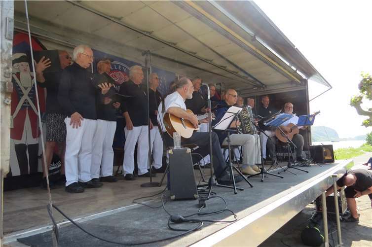 Der Kölner Shanty-Chor begeisterte das Publikum. Fotos: AKR