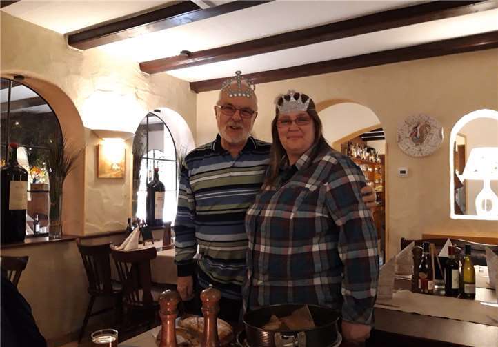 Der König mit seiner Königin. privat