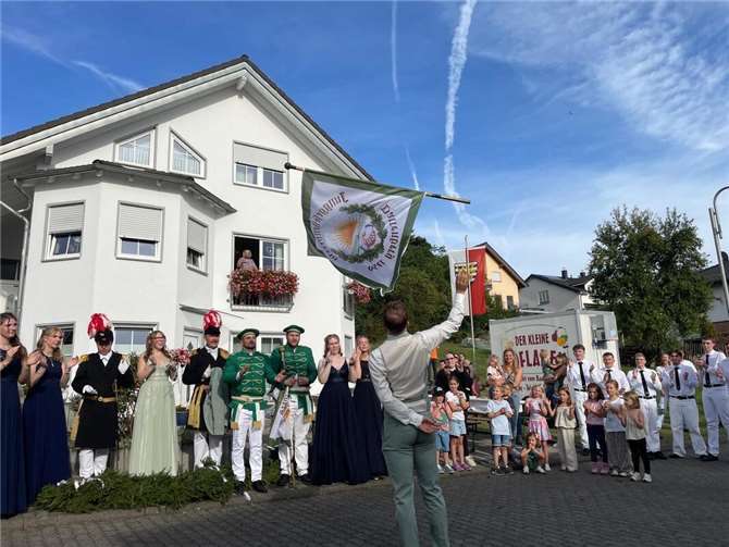 Der König schwenkt zu Ehren der Königin. 