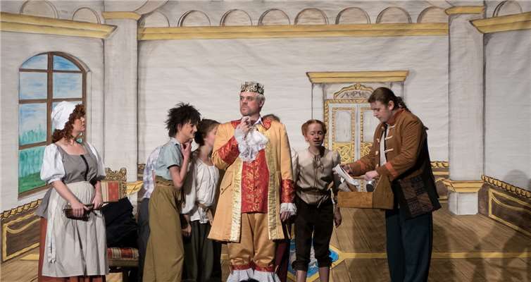 Der König und ist recht unzufrieden mit dem hohen Schuhverbrach seiner Töchter. -CEW-