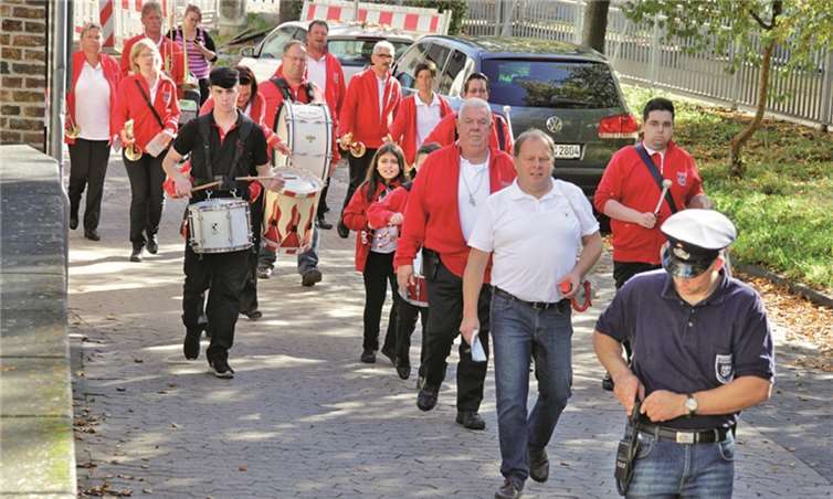 Der Köttzug in Begleitung des Fanfarencorps setzt sich in Bewegung.Stein