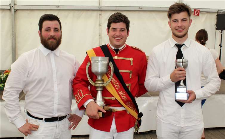 Der Koisdorfer Georg Seul (l.) und Björn Hübenthal flankierten den neuen Bundesmeister aller Klassen, Jan-Philipp Wallek. Foto: DL