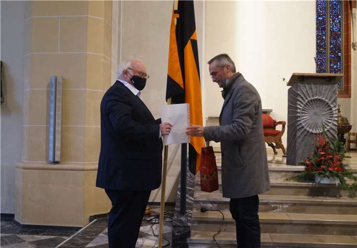 Der Kolping-Vorsitzende Markus Schild überreicht Klaus-Michael Kauers eine Treue-Urkunde.Foto: Kolping St. Martin