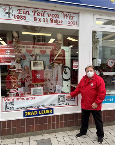 Der Kommandant der Prinzengarde Meckenheim, Friedel Groß, vor dem gestalteten Schaufenster in der Hauptstraße 50.Foto: privat