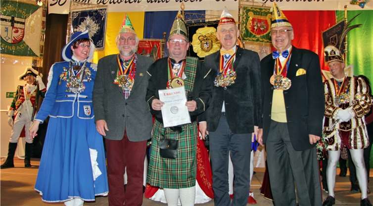 Der Kommandant der Tomburg-Kaserne, Matthias Ansperger (3.v.li.), wird mit dem Bürgermeister-Dreigestirn-Orden geehrt (v.li. Sigrid Wiersberg, Karl-Heinrich Kerstholt, Matthias Ansperger, Stefan Raetz und Claus Wehage).