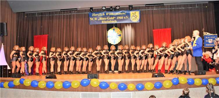 Der Kommandant des NCR und Moderator bedankte sich für den tollen Showtanz.Fotos: EICH