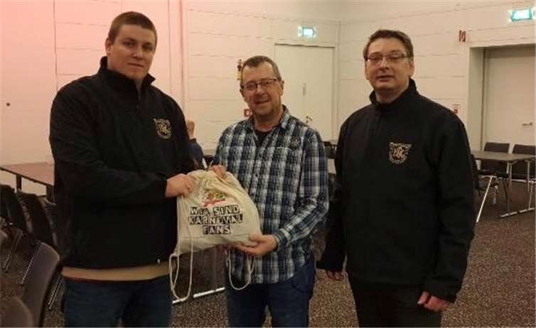 Der Kommandeur Thomas Mannstein (Mitte) bekam den Turnbeutel „Wir sind Karnevalfans“ überreicht.