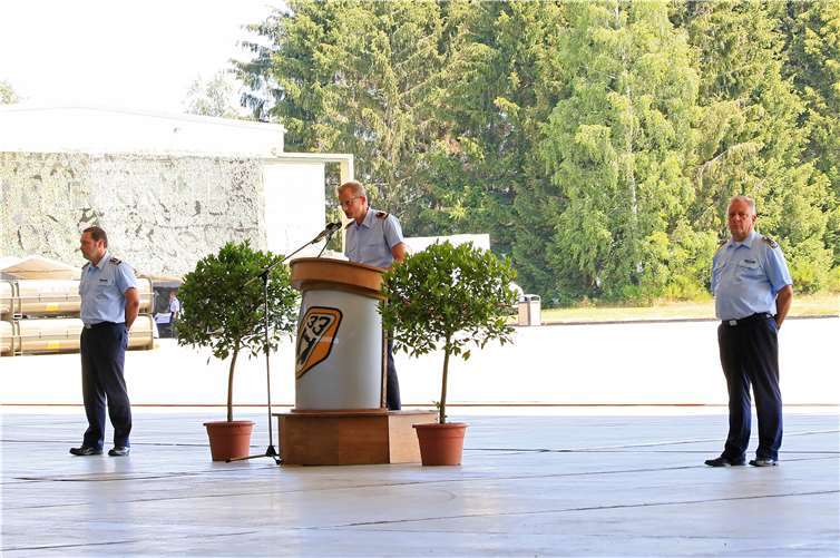 Der Kommandeur der Fliegenden Verbände der Luftwaffe, Brigadegeneral Dr. Jan Kuebart während seiner Rede anlässlich der Übergabe.