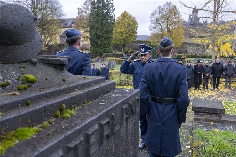 Der Kommodore des Taktischen Luftwaffengeschwader 33, Oberst Mbassa legte mit einer Delegation einen Kranz nieder.  Foto: Bundeswehr/Rach