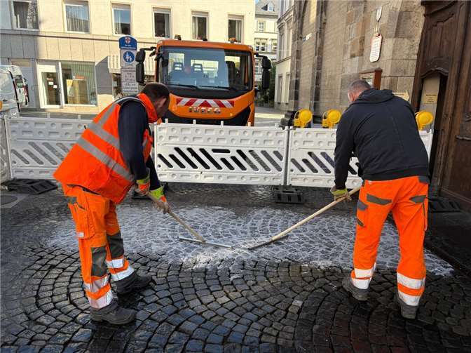 Der Kommunale Servicebetrieb Koblenz erneuert in der Altstadt die Fugenfüllung zwischen den Naturpflastersteinen. Foto: Stadt Koblenz/S.Glinski