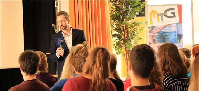 Der Kommunikationstrainer fesselte sein Publikum, bestehend aus 400 Schülern der Klassen zehn bis zwölf.Claudia Karwe