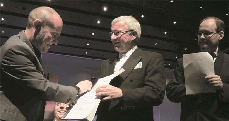 Der Komponist Guido Rennert (1.v.l.) übergab im Rahmen der Uraufführung die Partitur der „Brückensifonie“ in Gegenwart von Projektleiter Bernhard Meffert (1.v.r.) an Oberbürgermeister Prof. Dr. Hofmann-Göttig (2.v.l.)BSB