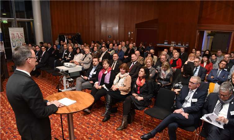 Der Kongresssaal war bis auf den letzten Platz gefüllt.