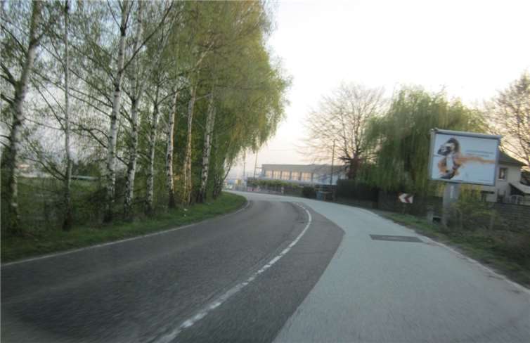 „Der Kontrast von dunklen und hellen Asphaltdecken ist beispielsweise als Teil-Asphaltierung in einer der Zufahrten aus Richtung Gladbach kommend auf der Zufahrt zum Torneyer Kreisel zu sehen. Die SPD-Stadtratsfraktion würde diese helleren Oberflächen gerne bei neuen Belägen für städtische Straßen ausweiten.“Foto: SPD