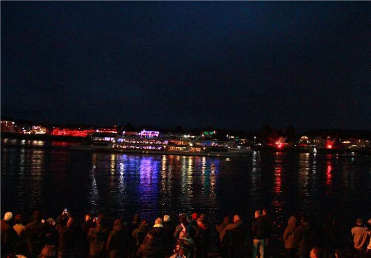 Der Konvoi von 42 Schiffen beeindruckte auch in diesem Jahr wieder die Zuschauer. Fotos: KBL