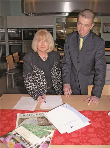 Der Kooperationsvertrag zwischen dem Gastronomischen Bildungszentrum Koblenz und dem Regionalprojekt Kräuterwind wurde nun gerne von Dr. Sabine Dyas, Geschäftsführerin des GBZ, und Kräuterwind-Geschäftsführer Uwe Schmalenbach unterzeichnet.US