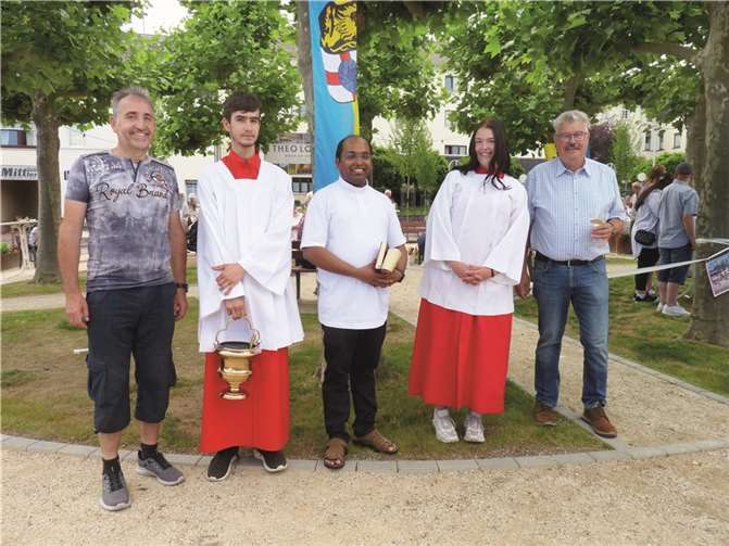 Der Kooperator der Pfarreiengemeinschaft Mendig, Pater Majobi spendete dem neu gestalteten Hospitalplatz den kirchlichen Segen.