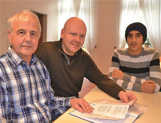 Der Koordinator des Arbeitskreises Jürgen Hein mit Axel Fuhs und dem jungen Syrer Jony Eywas beim Pressgespräch (v. l.). Weigert