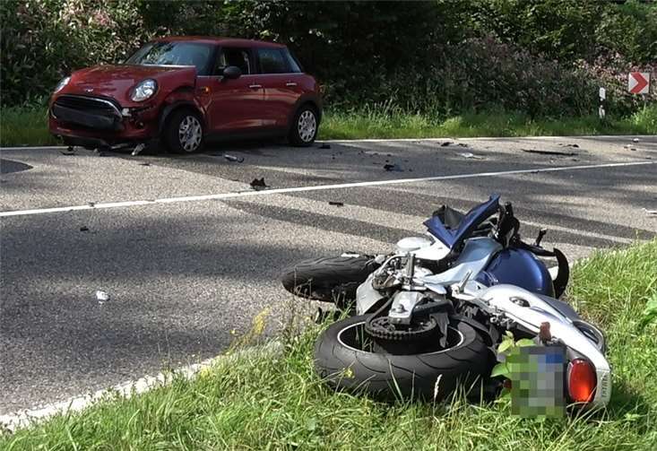 Der Kradfahrer wurde durch den Aufprall weggeschleudert und verstarb noch an der Unfallstelle. WinklerTV