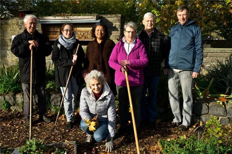 Der Kräutergartenv wird von interessierten Bürgern gepflegt: v.li. Alwin Krause, Nadide Günther, Amelie Bek, Margot Lembke, Peter Subai, Rolf Lembke, kniend Marina Schreiber.. Foto: privat