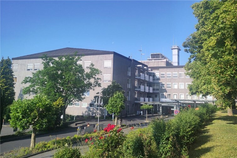 Der Krankenhausstandort Mayen übernimmt eine zentrale Rolle für die wohnortnahe Grund- und Notfallversorgung der Menschen in der Eifel. Nach Ansicht der Kreistagsfraktion FWM3/Die Linke müssen Bund und Land jetzt die notwendigen Investitionen sichern. 