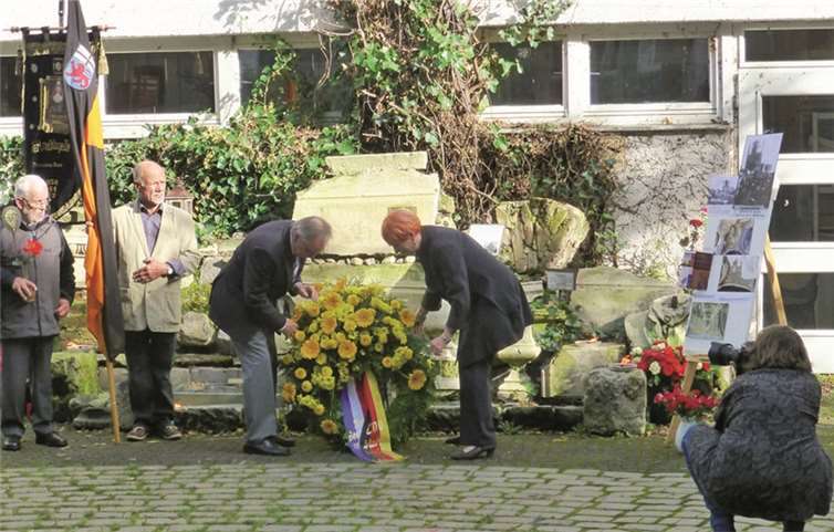 Der Kranz mit belgischen und deutschen Fahnen wurde am Denkmal der Kriegstoten niedergelegt. privat