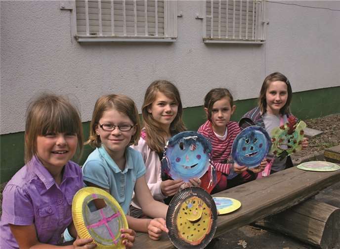 Der Kreativität sind keine Grenzen gesetzt. Die Mädels bastelten sich ihre eigenen Masken.
