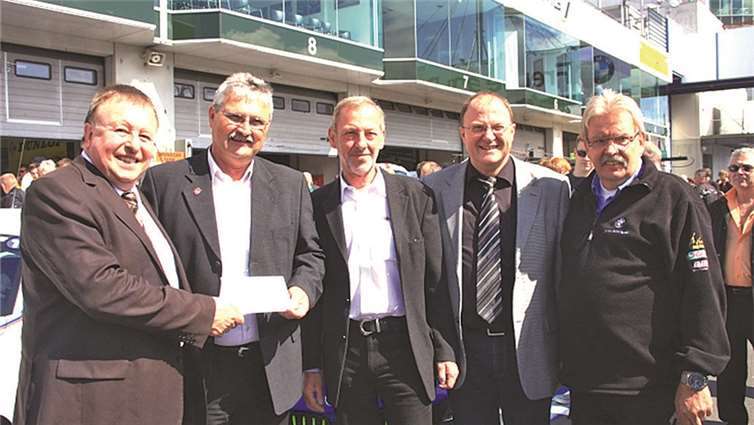 Der Kreis Ahrweiler hilft dem MSC Adenau: Dr. Jürgen Pföhler (v. l.), Alfred Novotny, Hartmut Mauer, Guido Nisius und Johannes Scheid. Kreisverwaltung Ahrweiler