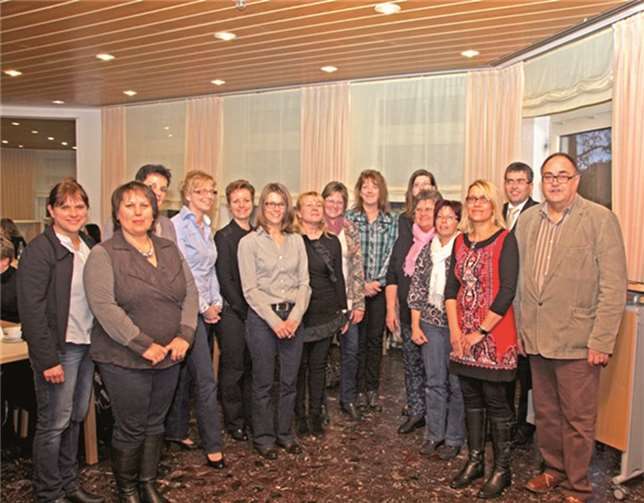 Der Kreis-Caritasdirektor Harald Klippel ehrt die langjährigen Mitarbeiterinnen. privat