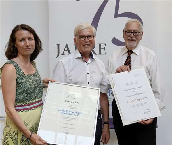 Der Kreis-Chorverband wurde zum 75-jährigen Jubiläum von Landrätin Cornelia Weigand ausgezeichnet.  Foto: Klaus Geck