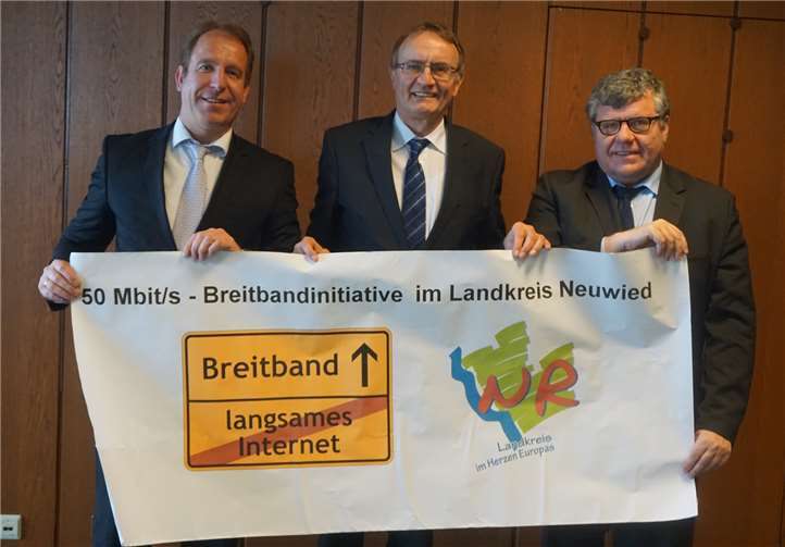 Der Kreis Neuwied ist in Sachen „schnelles Internet“ Vorreiter. Darüber freuen sich (v.l.n.r.) Staatssekretär Randolf Stich, Landrat Rainer Kaul und der Kreisvorsitzende des Gemeinde- und Städtebundes, Bürgermeister Michael Mahlert. -STUKO-
