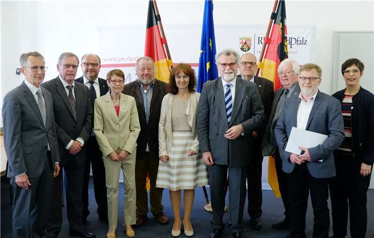 Der Kreis der geehrten, ehrenamtliche Richterinnen und Richter des Landessozialgerichts sowie der Sozialgerichte Koblenz, Mainz und Speyer mit Justizminister Herbert Mertin (5.v.re.).privat