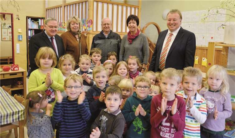 Der Kreis und die Träger der Kitas stehen hinter den Kindern, wie hier in Heimersheim: Rudi Frick (von links), Angelika Lüdenbach, Josef Maurer, Martina Kessler-Bach und Dr. Jürgen Pföhler. privat