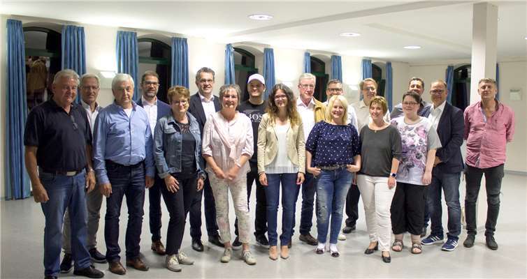 Der Kreis von Politikern, Sponsoren und Ehrenamtlern hatte den Comedy-Abend möglich gemacht.  privat