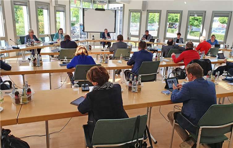 Der Kreisausschuss traf sich unter besonderen Bedingungen in Weißenthurm.Foto: Kreisverwaltung