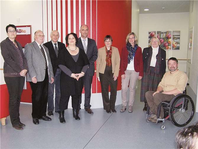 Der Kreisbehindertenbeirat zu Gast im „Haus in der Heidenstockstraße“: (V.l.) Janine Schwall, Helmut Cordes, Bernhard Mauel, Astrid Klasen, Peter Solbach, Jutta Gehring, Heike Becker, Alexandra Kiel, Behindertenbeauftragte des Landkreises Mayen-Koblenz, und Jörg Holzem. Caritas Zentrum