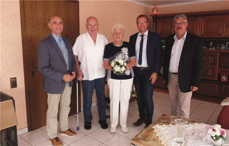 Der Kreisbeigeordnete Rudi Zens (li.), Stadtbürgermeister Hans Peter Ammel (re.) und VG-Bürgermeister Jörg Lempertz hatten es sich nicht nehmen lassen, den Eheleuten Steffen persönlich zur Diamanthochzeit zu gratulieren.-FRE-